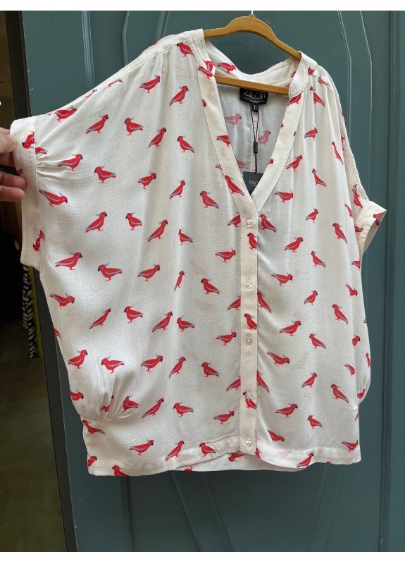 Blouse-chemise perroquets marque ZILCH avec petites manches boutonnées, encolure en V et effet blousant par petits plis sur les côtés, disponible en 3 autres coloris, composée à 100% de Rayonne